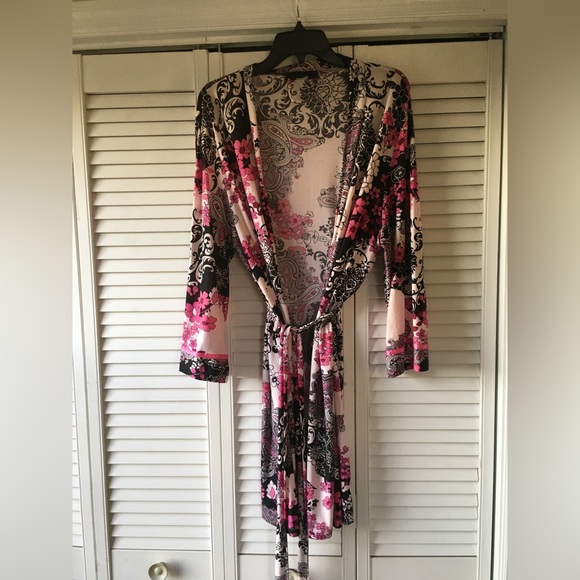 Floral and paisley thigh-length robe in black and shades of pink. - Picture 1 of 5